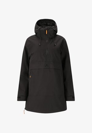 Mustat vedenpitävät hupparitakki, jossa on etutasku, vetoketjukiinnitys, säädettävät nyörit ja oranssit yksityiskohdat.