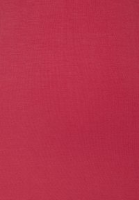 Tekstil u čvrstoj tamnoružičastoj boji s glatkom, lagano teksturiranom površinom. Uniformni uzorak bez vidljivih uzoraka ili dizajna.