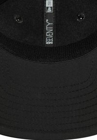 Schwarze Kappe mit glatter Stoffoberfläche, genähten Details und einem abgerundeten Schirm. Im Inneren befindet sich ein Etikett mit der Aufschrift "99SEVENTY."