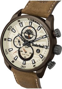 Reloj de pulsera Timberland marrón con esfera beige, tres subesferas, indicador de fecha, marcadores negros y correa de cuero marrón con costuras.