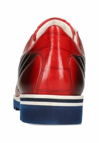 Zapato de cuero rojo con textura suave y detalles de costura. Presenta una suela azul con rayas blancas y un diseño de tacón redondeado.