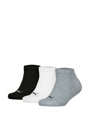 Tres pares de calcetines tobilleros en negro, blanco y gris, fabricados en tejido acanalado. Cada uno presenta un pequeño logotipo en el lateral.