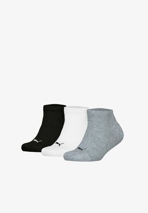 Tres pares de calcetines tobilleros en negro, blanco y gris, fabricados en tejido acanalado. Cada uno presenta un pequeño logotipo en el lateral.