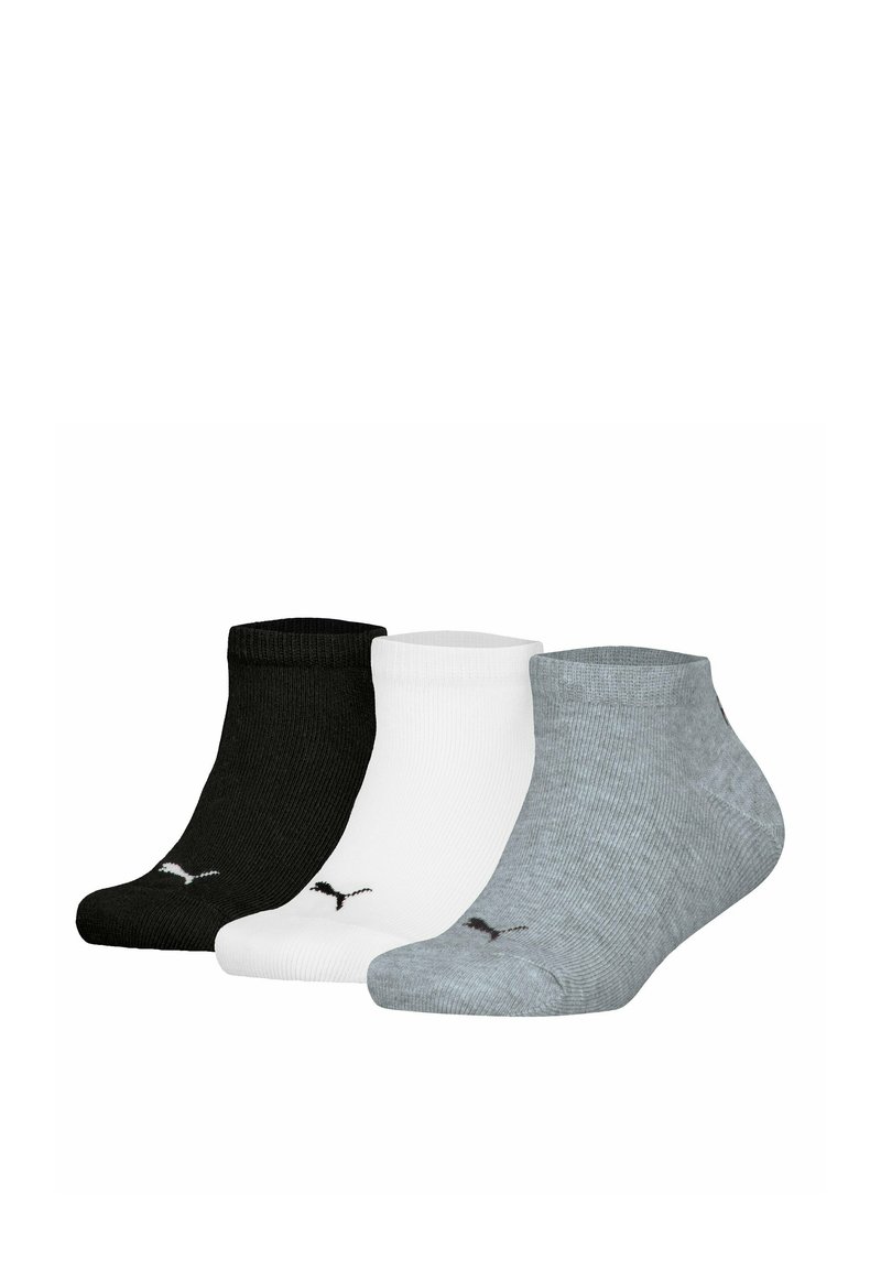 Tres pares de calcetines tobilleros en negro, blanco y gris, fabricados en tejido acanalado. Cada uno presenta un pequeño logotipo en el lateral.