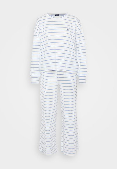 Ensemble de pyjama blanc avec des rayures horizontales bleues, comprenant un haut à manches longues et un pantalon ample. Tissu doux avec des poignets et une taille côtelés.