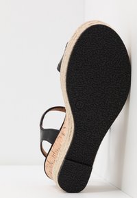 Sandale à talon compensé noire avec semelle intérieure en liège, plateforme enveloppée de jute et semelle extérieure en caoutchouc noir texturé, taille 37.