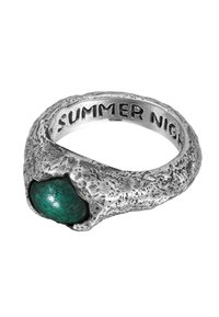 Silverring med en texturerad band och en inbäddad oregelbunden grön sten. Graverad med "SUMMER NIGHT" på insidan.