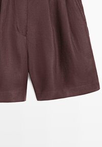 Short marron à jambes larges en tissu texturé avec une couture avant et un ourlet lisse.