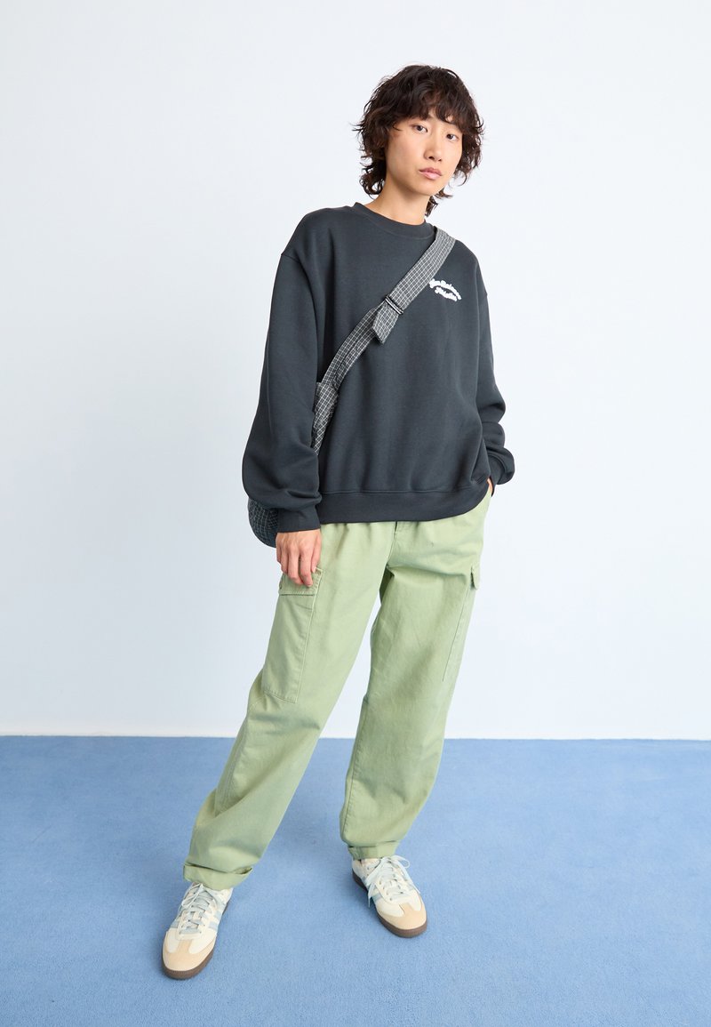 New Balance LINEAR HERITAGE CREW Sweatshirt black