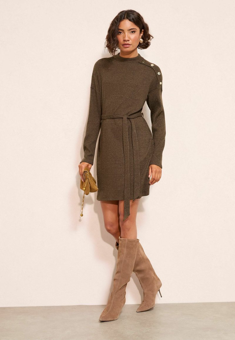 Oversized Pullover Kleid About You Friends Like These LONG SLEEVE BUTTON  SHOULDER TIE BELT COSY MINI Jumper Dress Chocolate Brown/brown Zalando