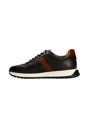 Zwartbruine leren sneaker met witte zool, veters aan de voorkant en gestructureerde zijkanten voor casual of sportief gebruik.