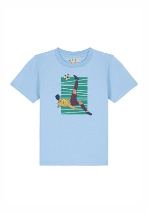 Helles, blaues Baumwoll-T-Shirt mit einem Grafikmotiv eines Fußballspielers in dynamischer Pose, im Hintergrund grüne Streifen und ein schwarz-weißer Fußball.