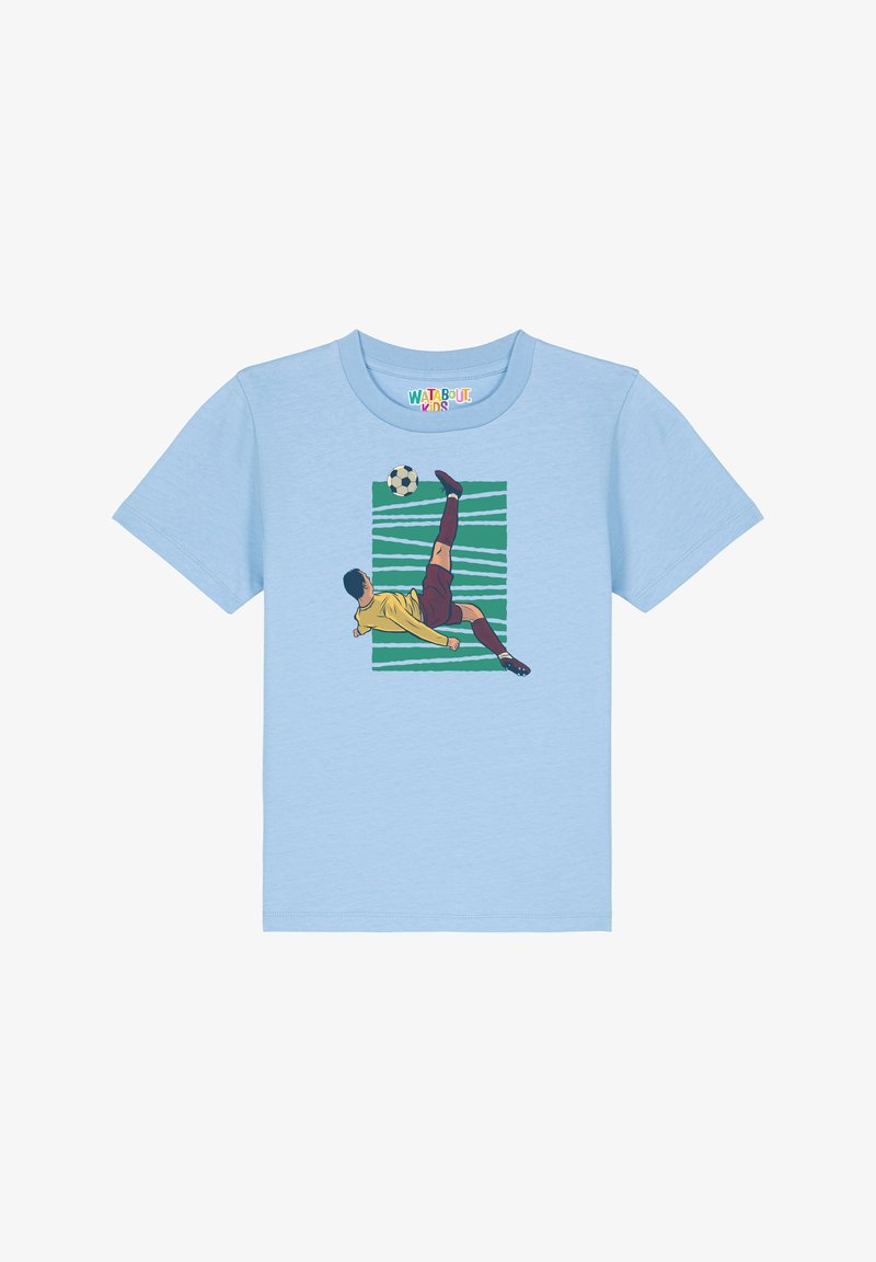 Helles, blaues Baumwoll-T-Shirt mit einem Grafikmotiv eines Fußballspielers in dynamischer Pose, im Hintergrund grüne Streifen und ein schwarz-weißer Fußball.