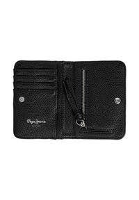 Billetera de cuero negro con un acabado texturizado, múltiples ranuras para tarjetas, compartimento con cremallera y cierre a presión. Presenta el logo de la marca.