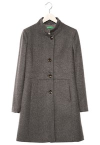 Grå ullkappa med mandarinkrage, fem knappar och sidfickor. Den har en skräddarsydd passform och midilängd.