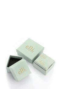 Drei hellgrüne Premium-Kartonagen, zwei geschlossen und eine geöffnet, mit goldener "elli."-Markierung auf einer weißen Oberfläche.