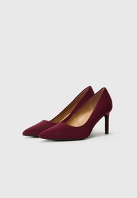 Decolletè bordeaux a punta realizzati in tessuto liscio con tacco stiletto sottile e design a tinta unita. Interno in pelle color beige.