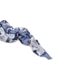 Sciarpa tie-dye blu e bianca realizzata in tessuto morbido, caratterizzata da un design fluido con bordi sfrangiati e una texture liscia.