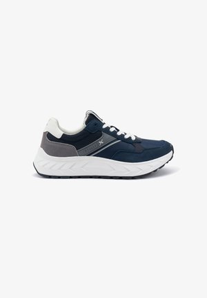 Zapatilla deportiva azul marino y gris con cordones blancos y suela blanca gruesa, con paneles de malla y ante y un logotipo de la marca en el lateral.