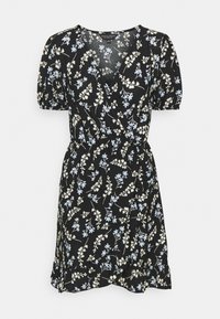 Černé květinové šaty s krátkými puff rukávy, s modro-bílými květinovými vzory, zavinovací design a elastický pas pro tvarování.