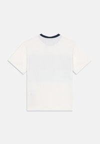 Fehér rövid ujjú póló sötétkék környakkal, hátulnézetben, egyszínű háttér előtt.