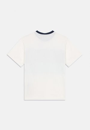 Weißes kurzärmliges T-Shirt mit einem marineblauen Rundhalsausschnitt, von hinten vor einem schlichten Hintergrund gezeigt.