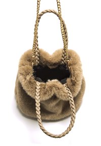 Borsa a secchiello in finta pelliccia marrone con manico in corda intrecciata, dettagli in metallo dorato e apertura superiore con cordoncino. Fodera interna nera visibile.