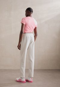 adidas Sportswear ESSENTIALS SMALL LOGO FEEL COZY OPEN HEM PANT - Παντελόνι φόρμας - alumina