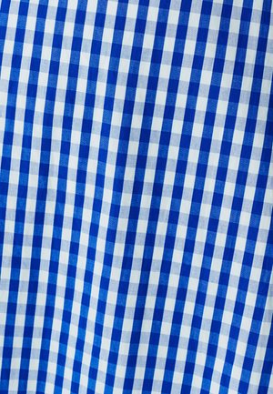 Tela de cuadros en azul y blanco de estilo gingham, con un patrón de cuadros uniformes. La textura parece suave y tejida.