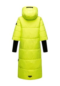 Abrigo largo acolchado en un brillante color amarillo neón con capucha, mangas cortas y puños de manga negros. Presenta acolchado y una etiqueta en el dobladillo.