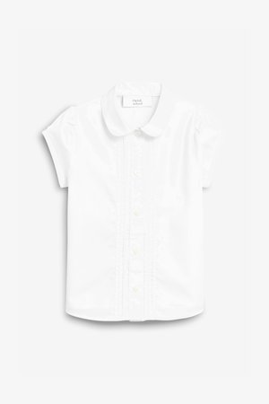 Bijela kratka majica s rukavima s ovratnikom, s prednjim zatvaranjem na gumbi i vertikalnim naborima. Glatka tkanina, klasičan dizajn.