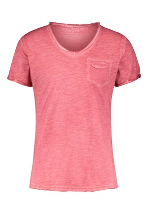Camiseta rosa de manga corta con escote en V y un bolsillo en el lado izquierdo del pecho. Está hecha de una tela texturizada y presenta un corte relajado.