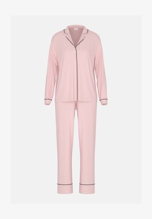 Jasnoróżowy zestaw piżamowy składający się z koszuli na guziki z kołnierzykiem i czarnym przeszyciem oraz pasujących spodni, wykonany z miękkiego materiału.