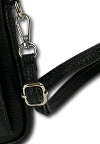 Zwarte leren band met een gestructureerde afwerking, voorzien van een zilveren metalen gesp en clipbeslag voor verstelbare lengte.