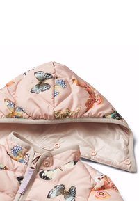 Rosa quilted jakke med hætte og krave, dekoreret med flerfarvede sommerfuglemønstre og trykknapper på en hvid baggrund.