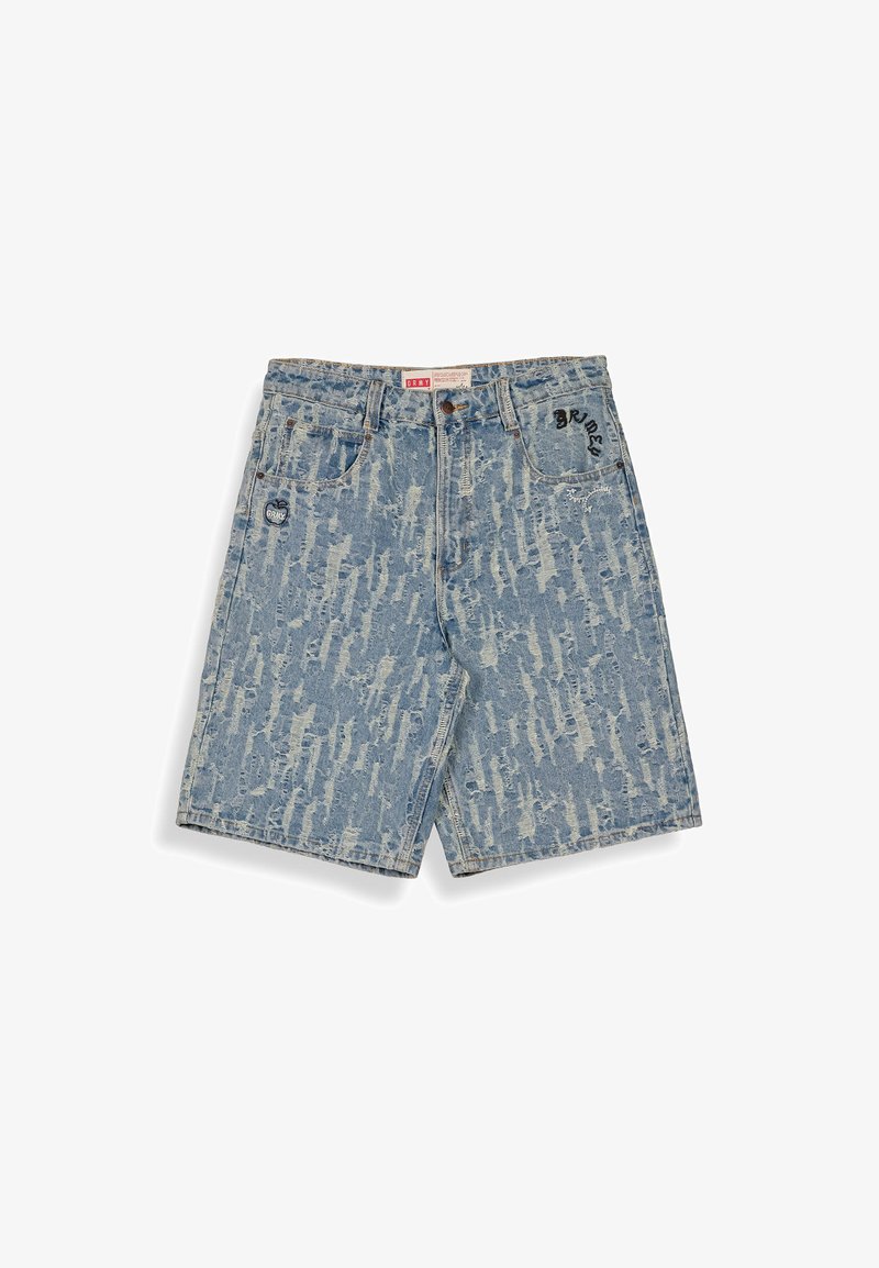 Pantalones cortos de mezclilla azul claro con lavado ácido, botón frontal, cinco bolsillos y pequeños detalles de texto bordado en negro en los bolsillos delanteros.