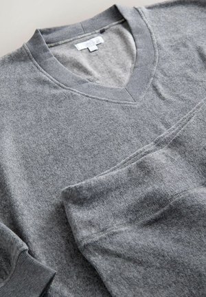 Szary sweter w serek wykonany z miękkiego, teksturowanego materiału. Posiada prążkowany kołnierz i mankiety, z gładkim wykończeniem oraz dopasowanymi detalami szycia.