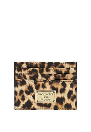 Portacarte con stampa leopardata con quattro scomparti e targa con logo dorato Braccialini Firenze 1954 sul davanti.