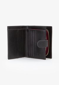 Portafoglio in pelle nera con diverse fessure per carte, un compartimento con zip e chiusura a pressione. L'interno presenta un rivestimento rosso a contrasto.