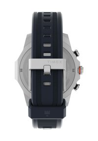 Timex laikrodis, turintis sidabrinį nerūdijančio plieno korpusą, tamsiai mėlyną silikoninį dirželį su grioveliais ir saugų metalinį užsegimą. Šone yra oranžinė detalė.