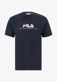 T-shirt en coton bleu marine avec un col rond. Équipé d'un logo "FILA" brodé en blanc et rouge et du texte "ÉTABLI EN 1911".