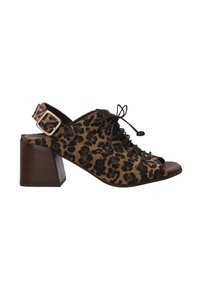 Leopardenmuster offene Zehen Slingback-Schuhe mit einem braunen Blockabsatz, featuring eine geschnürte Vorderseite und einen verstellbaren Riemen mit einer silbernen Schnalle.