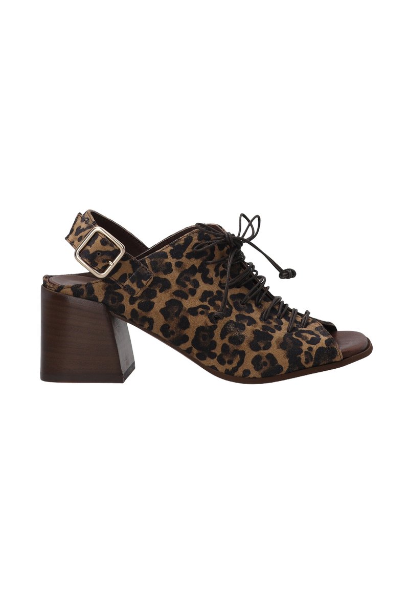 Leopardenmuster offene Zehen Slingback-Schuhe mit einem braunen Blockabsatz, featuring eine geschnürte Vorderseite und einen verstellbaren Riemen mit einer silbernen Schnalle.