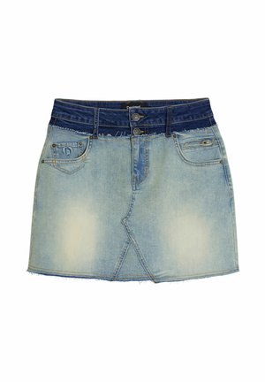 Jeansrock in Hellblau mit Schlitzdesign, dunkelblauem Bund, fransigem Saum, zwei vorderen Taschen und einer zweiknöpfigen Verschluss.