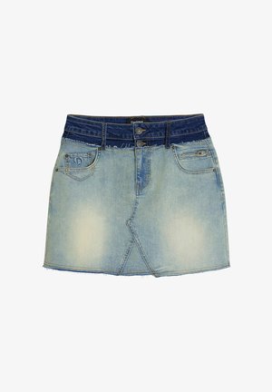 Jeansrock in Hellblau mit Schlitzdesign, dunkelblauem Bund, fransigem Saum, zwei vorderen Taschen und einer zweiknöpfigen Verschluss.