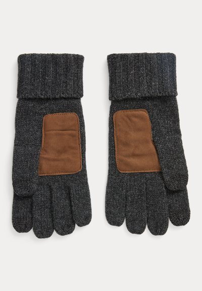 Pilkos megztos pirštinės su ribotu rankogaliu ir rudais zomšos lopais ant delnų. Pirštinės pasižymi tekstūruotu paviršiumi ir klasikiniu dizainu.