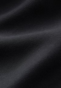 Sort tekstureret stof med en glat overflade og subtilt gittermønster. Materialet fremstår let og let reflekterende.