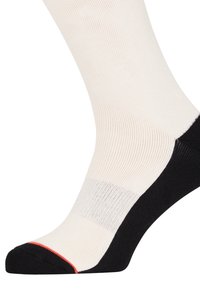 Witte sok met ribbeltextuur, zwarte hiel en teen, met een slanke rode lijn bij de teen. Elastische pasvorm voor comfort.