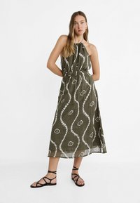 Stradivarius FLOWING PRINTED HALTER MIDI - Freizeitkleid - khaki