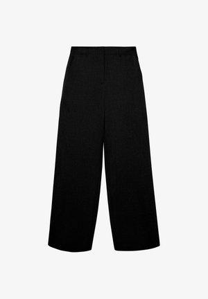 Fekete, bő szárú nadrág magas derékkal és övcsíptetőkkel, tiszta elülső résszel és oldalzsebekkel.